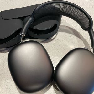 Air Pod Max like new. Color: Space Grey. Charger not included.